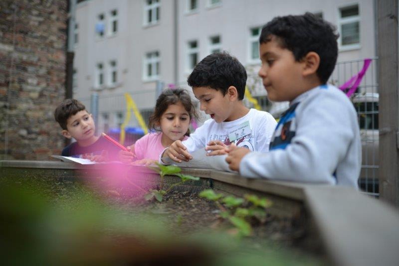 Kinder pflanzen Beete in Gelsenkirchen. © Ministerium für Heimat, Kommunales, Bau und Digitalisierung des Landes Nordrhein-Westfalen.